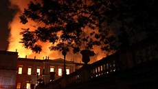 Požár zachvátil Národní muzeum v Brazílii, plameny zničily 20 milionů artefaktů... Požár zachvátil Národní muzeum v Brazílii, plameny zničily 20 milionů artefaktů...