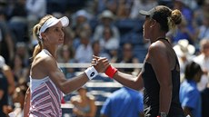 Ukrajinka Curenková (vlevo) gratuluje k postupu do semifinále US Open Naomi...