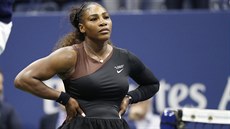 Amerianka Serena Williamsová se zlobí ve finále US Open.