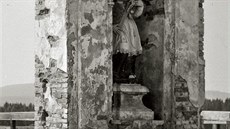 Boží muka se sochou sv. Jana Nepomuckého na historické fotografii Josefa... Boží muka se sochou sv. Jana Nepomuckého na historické fotografii Josefa...