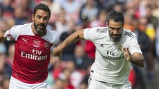 V utkání legend Arsenalu a Realu Madrid se Robert Pires (vlevo) snaží... V utkání legend Arsenalu a Realu Madrid se Robert Pires (vlevo) snaží...