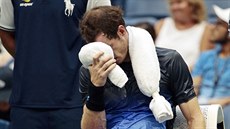 Britský tenista Andy Murray v pauze utkání proti panlu Verdascovi. (29. záí...