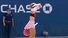 Francouzská tenistka Alize Cornetová si vysloužila napomenutí za svlečení trika... Francouzská tenistka Alize Cornetová si vysloužila napomenutí za svlečení trika...