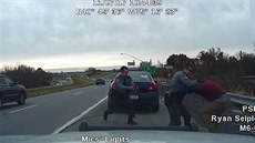 Zatýkání se změnilo v přestřelku. Policista skončil v komatu Zatýkání se změnilo v přestřelku. Policista skončil v komatu
