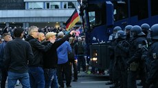 Protesty kvůli vraždě Němce ve východoněmeckém Chemnitzu organizátoři předčasně... Protesty kvůli vraždě Němce ve východoněmeckém Chemnitzu organizátoři předčasně...