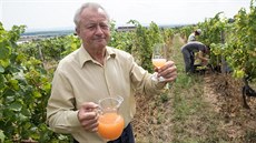 Zdeněk Habrovanský je majitelem Šlechtitelské stanice vinařské v Polešovicích. Zdeněk Habrovanský je majitelem Šlechtitelské stanice vinařské v Polešovicích.