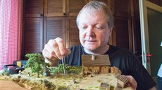 Jiří Špalek doma vytváří jedinečné zmenšeniny krajiny a valašských dřevěnic. Jiří Špalek doma vytváří jedinečné zmenšeniny krajiny a valašských dřevěnic.