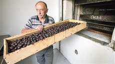 O sušení ovoce ve Slušovicích se stará Vladimír Červenka. O sušení ovoce ve Slušovicích se stará Vladimír Červenka.
