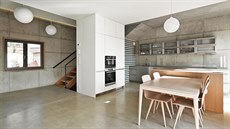 Architektům se podařilo přesvědčit klienta, aby beton v interiéru přístavby... Architektům se podařilo přesvědčit klienta, aby beton v interiéru přístavby...