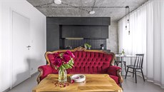 Sto let starému sofa dělá společnost pevný stolek, který jako jediný kus... Sto let starému sofa dělá společnost pevný stolek, který jako jediný kus...