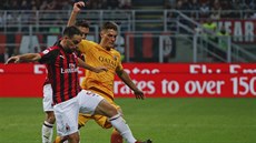 Giacomo Bonaventura z AC Milán sdobíhá Patrika Shicka z AS Řím Giacomo Bonaventura z AC Milán sdobíhá Patrika Shicka z AS Řím