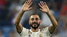 Karim Benzema v dresu Realu Madrid se usmívá. Karim Benzema v dresu Realu Madrid se usmívá.