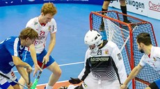 Před českým brankářem Lukášem Součkem brání s číslem 23 Ondřej Němeček, vpravo... Před českým brankářem Lukášem Součkem brání s číslem 23 Ondřej Němeček, vpravo...