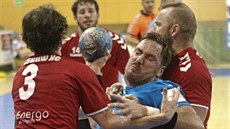 Pivot házenkářů Talentu Robstav-M.A.T. Plzeň Jakub Šindelář v obležení hráčů... Pivot házenkářů Talentu Robstav-M.A.T. Plzeň Jakub Šindelář v obležení hráčů...