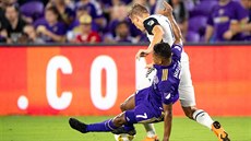Cristian Higuita z Orlanda zastavuje Bořka Dočkala z Philadelphie. Cristian Higuita z Orlanda zastavuje Bořka Dočkala z Philadelphie.
