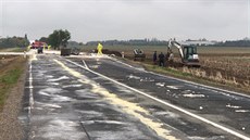 U Odoleny Vody nedaleko Prahy vypadly v noci z auta na silnici barely s... U Odoleny Vody nedaleko Prahy vypadly v noci z auta na silnici barely s...