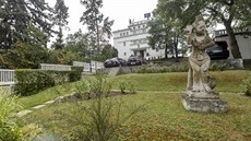 Vstup do ambasády vede přes zahradu s orientálním motivy.(13.7.2018) Vstup do ambasády vede přes zahradu s orientálním motivy.(13.7.2018)