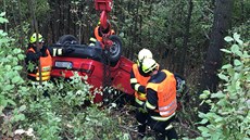 Hasiči vyprošťovali auto z lesa u Berouna. (7.9.2018) Hasiči vyprošťovali auto z lesa u Berouna. (7.9.2018)