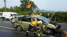 Při čelním střetu utrpěli zranění tři lidé. Při čelním střetu utrpěli zranění tři lidé.