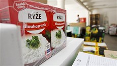 Potravinová banka získává z velkých supermarketů zdravotně nezávadné, ale z... Potravinová banka získává z velkých supermarketů zdravotně nezávadné, ale z...