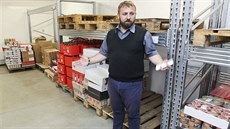 Potravinová banka získává z velkých supermarketů zdravotně nezávadné, ale z... Potravinová banka získává z velkých supermarketů zdravotně nezávadné, ale z...