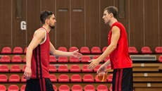 Tomá Satoranský (vlevo) a Jan Veselý na tréninku eské basketbalové...