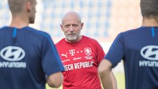 Trenér Karel Jarolím dohlíží na přípravu českých reprezentantů. Trenér Karel Jarolím dohlíží na přípravu českých reprezentantů.