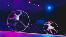 Novocirkusový cyr wheel ze Slovenska ozdobil benefici číslem se svatebními... Novocirkusový cyr wheel ze Slovenska ozdobil benefici číslem se svatebními...