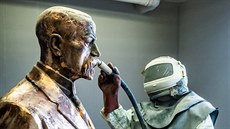 Umělečtí slévači z Horní Kalné odlili sochu T. G. Masaryka, nyní ji cizelují. Umělečtí slévači z Horní Kalné odlili sochu T. G. Masaryka, nyní ji cizelují.