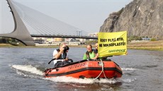 Členové Greenpeace odebírají vzorky vody z Labe. Budou v nich hledat... Členové Greenpeace odebírají vzorky vody z Labe. Budou v nich hledat...