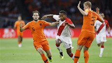 Momentka z pípravného utkání mezi Nizozemskem (tradiní oranové dresy) a Peru.
