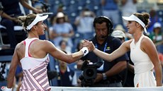 Markéta Vondroušová (vpravo) gratuluje k vítězství Lesje Curenkové. Markéta Vondroušová (vpravo) gratuluje k vítězství Lesje Curenkové.