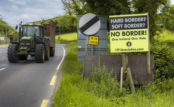 Plakáty proti ustanovení hranice mezi Irskem a Severním Irskem (10. ervna 2018)