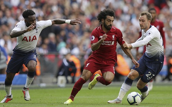 Mohamed Salah, kídlo Liverpoolu, proniká s míem mezi Dannym Rosem (vlevo) a...