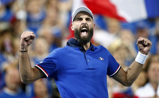 Francouzský tenista Benoit Paire slaví zisk bodu v semifinále Davis Cupu.