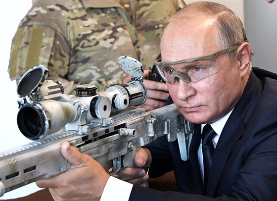 Ruský prezident Vladimir Putin se dívá do míidla odstelovací puky na zbrojní...