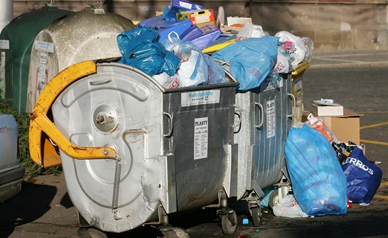 Náklady za odvoz popelnic a kontejner rostou, ale mnoho lidí za likvidaci odpadu pestává platit. (ilustraní snímek)