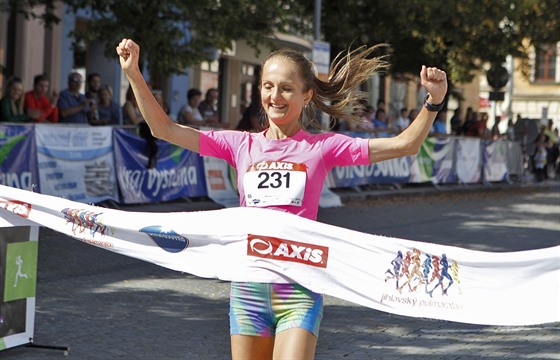 Lucie Maránová vítzí v Jihlavském plmaratonu.