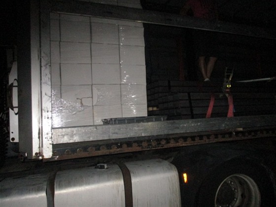 Pes 600 kilo neznaeného tabáku nali ostravtí celníci ve slovinském kamionu.