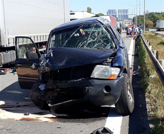 Pi sráce dvou osobních aut a kamionu na 197. kilometru D1 utrpli zranní ti...