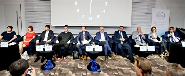 V první pedvolební debat v hotelu International se stetli lídi devíti...