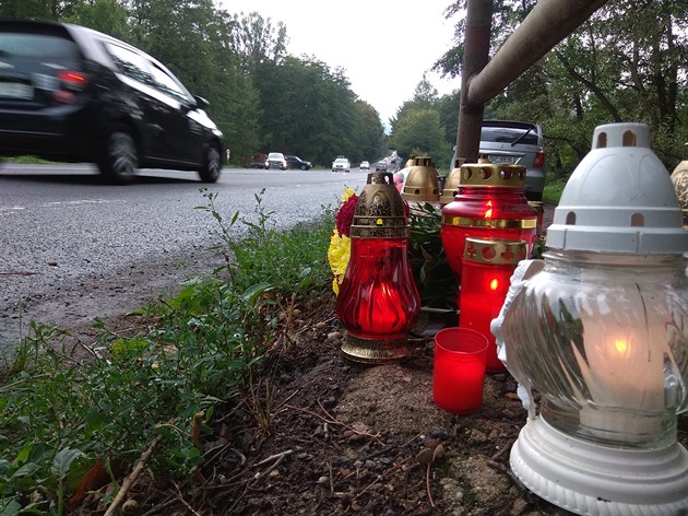 Na míst, kde osmadvacetiletý motorká vjel do skupiny lidí, kteí vystoupili z...