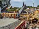 Stavbai betonovali mostovku na novm pemostn Orlice ve Svinarech...