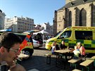 Dva lidé před zraky lidí si včera v odpoledních hodinách podřezali žíly na Náměstí Republiky.Jednalo o ženu a muže,kteří byli dosti podnapilí.Přijelo mnoho policejních aut a dvě sanitky. Dva lidé před zraky lidí si včera v odpoledních hodinách podřezali žíly na Náměstí Republiky.Jednalo o ženu a muže,kteří byli dosti podnapilí.Přijelo mnoho policejních aut a dvě sanitky.