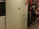 Na trase B v metru je ještě původní ruské zabezpečovací zařízení. Je uloženo ve vlaku vždy v krajních vozech. Skříně připomínají udírny. Na trase B v metru je ještě původní ruské zabezpečovací zařízení. Je uloženo ve vlaku vždy v krajních vozech. Skříně připomínají udírny.