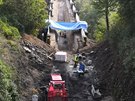 Zcela odstraněná železná mostní konstrukce a obnažený železniční svršek do hloubky přes 2m naznačují probíhající generální opravu viaduktu klenoucího se nad Prokopským údolím v Praze 5-Hlubočepích. Zcela odstraněná železná mostní konstrukce a obnažený železniční svršek do hloubky přes 2m naznačují probíhající generální opravu viaduktu klenoucího se nad Prokopským údolím v Praze 5-Hlubočepích.