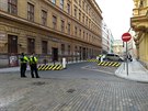 Před Jeruzalémskou synagogou se dnes ráno objevily zátarasy a hlídá je policie. Před Jeruzalémskou synagogou se dnes ráno objevily zátarasy a hlídá je policie.