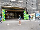 Dnes otevřeli v rekonstruované budově u metra Ládví nový supermarket Albert. Na pokladně obsluhoval personál, který balil zákazníkům nákup do tašek. Dnes otevřeli v rekonstruované budově u metra Ládví nový supermarket Albert. Na pokladně obsluhoval personál, který balil zákazníkům nákup do tašek.