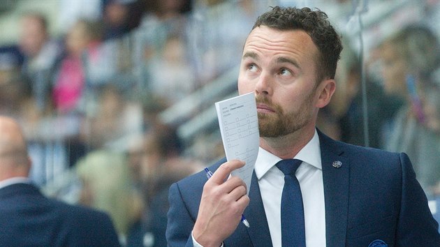 Zamyšlený trenér Liberce Filip Pešán sleduje výkon svých svěřenců proti... Zamyšlený trenér Liberce Filip Pešán sleduje výkon svých svěřenců proti...