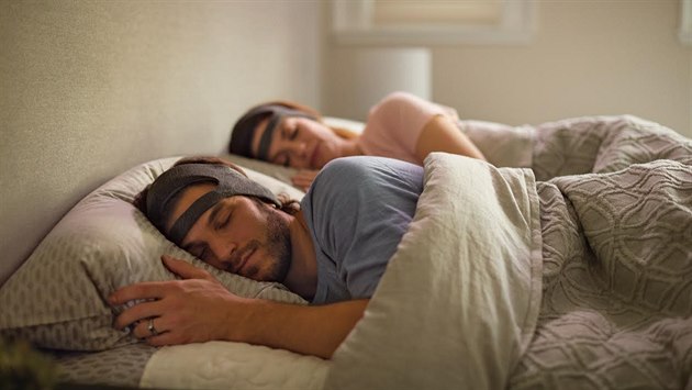 Čelenka SmartSleep je podle Philipsu navržena tak, aby při spánku uživateli... Čelenka SmartSleep je podle Philipsu navržena tak, aby při spánku uživateli...